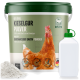 Behälter mit Geflügel-Diatomeenerde-Pulver (2 kg) mit einem Hühnerbild, beschriftet mit "100% natürlich & rein", neben einer weißen Flasche.