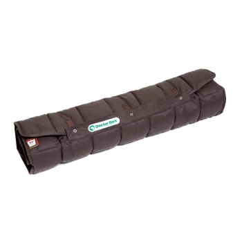 Eine braune Haustierdecke, aufgerollt mit dem sichtbaren Logo "Doctor Bark", entworfen für Komfort und Wärme.