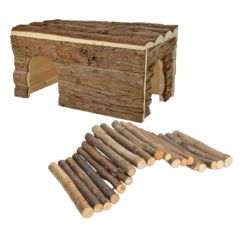 Holz-Haustierversteck mit einem baumstammähnlichen Design und zwei Eingängen, begleitet von einem Set natürlicher Holzstäbe.
