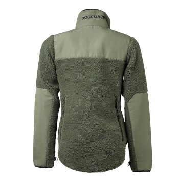 Rückansicht einer grünen Fleecejacke mit glattem Obermaterial und flauschigem unteren Abschnitt, mit "DOGCOACH" auf dem Kragen gestickt.