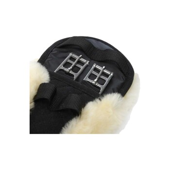 Nahaufnahme eines schwarzen Haustiergeschirrs mit silbernen Schnallen und weicher, cremefarbener Innenausstattung für Komfort.