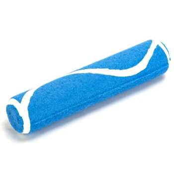 Blaues Hundespielzeug in zylindrischer Form mit einem weißen Wellenmuster, geeignet zum Apportieren und Kauen.