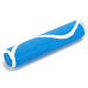 Blaues Hundespielzeug in zylindrischer Form mit einem weißen Wellenmuster, geeignet zum Apportieren und Kauen.