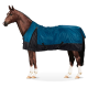 Ein braunes Pferd mit einer blauen und schwarzen wasserdichten Decke, das im Profil vor einem weißen Hintergrund steht.