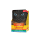 Nahaufnahme einer schwarzen Katze mit blauen Augen neben einem Josera Katzenfutter-Multipack mit Hühnchen-, Enten- und Lachs-Geschmack.