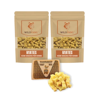 Drei Beutel Hundekäse-Snacks der Marke Wildfang, beschriftet mit "Softies Käse-Snacks", "Käsebrocken" und "Harties Käse-Snacks."