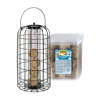 Ein zylindrischer Vogelhausfutterspender in einem schwarzen Drahtkäfig neben einem klaren Behälter mit "MEISENKNÖDEL" Vogelfutter mit Nährwertinformationen.