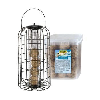Ein zylindrischer Vogelhausfutterspender in einem schwarzen Drahtkäfig neben einem klaren Behälter mit "MEISENKNÖDEL" Vogelfutter mit Nährwertinformationen.