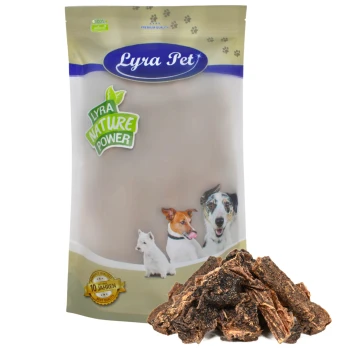 Rindereuter 1 kg Lyra Pet Nature Power Hundeleckerlis Verpackung mit einem beigen Beutel, der Bilder eines Hundes, einer Katze und eines kleinen Hundes zeigt, neben einem Haufen Leckerlis.