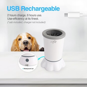 USB-wiederaufladbarer Pfotenreiniger für Haustiere (weiß/grau) mit Hund; sichtbarer Text: 'USB Rechargeable'; 2 Stunden Ladezeit, 6 Stunden Nutzung.