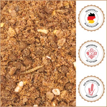 Nahaufnahme von gemischtem braunem Tierfutter mit sichtbaren Mehlwürmern und Körnern, beschriftet mit "Made in Germany", "Ganzjährige Fütterung" und "Aus hochwertigen Rohstoffen".