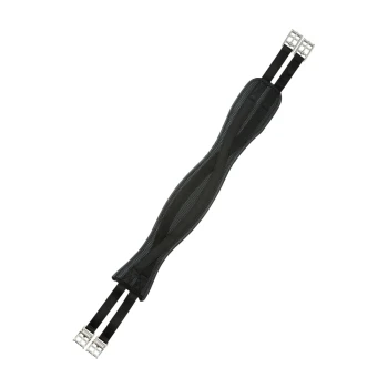 Schwarzer Pferdedeckel mit gepolstertem Design und Metall-Schnallen an beiden Enden, auf einem weißen Hintergrund präsentiert.