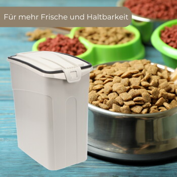 Weißer luftdichter Futterbehälter neben einer Metallschüssel mit Trockenfutter, im Hintergrund grüne Schalen; Text: "Für mehr Frische und Haltbarkeit"