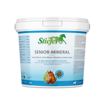 Weißer Eimer mit der Aufschrift "Stiefel SENIOR-MINERAL" mit einem Bild eines braunen Pferdes, das optimale Pflege für ältere Pferde bewirbt, ohne Melasse.