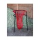 Roter Heunetzhalter mit einem schwarzen Metallrahmen, vor einem Hintergrund von Heuballen.