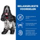 Een zwart-witte Cocker Spaniel met een rode halsband staat naast blauwe tekst die voordelen opsomt: 'Graanvrij', 'Hoog eiwit', 'Gebalanceerde mineralen.'