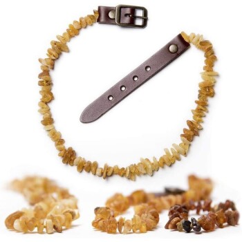 Ein natürlicher Bernsteinhalsband für Haustiere mit einem braunen Lederband und einer Schnalle, das polierte Bernsteinkugeln in verschiedenen Gelb- und Brauntönen aufweist.