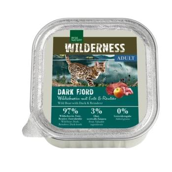 Conteneur de nourriture pour animaux en argent étiqueté "Wilderness Adult Dark Fiord" avec un chat Bengal et des images de sanglier, de canard et de renne. 97% de viande.