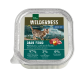 Silberner Futterbehälter für Haustiere mit der Aufschrift "Wilderness Adult Dark Fiord" mit einer Bengalkatze und Bildern von Wildschwein, Ente und Rentier. 97% Fleisch.
