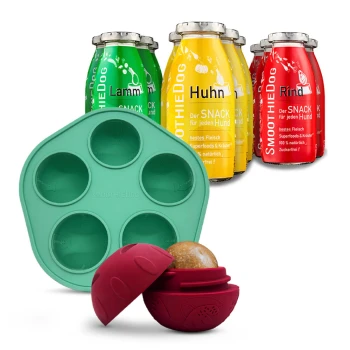 Flaschen mit SmoothieDog Hundesnacks in Lamm-, Huhn- und Rindergeschmack mit einer grünen Silikonform und einem roten Leckerli-Spender.
