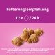 Fütterungsempfehlung für Haustierfutter mit dem Text "Fütterungsempfehlung 17 x / 24 h" und fünf pfotenförmigen Leckerlis auf einem rosa Hintergrund.