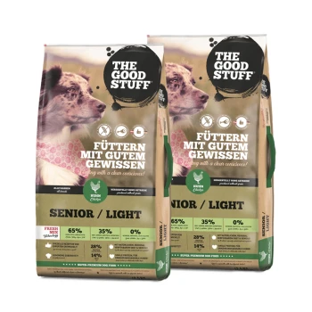 Zwei Säcke Hundefutter mit der Aufschrift 'THE GOOD STUFF' und 'FÜTTERN MIT GUTEM GEWISSEN', mit einem Hundebild, und 'SENIOR / LIGHT' sowie Nährwertangaben.