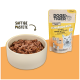 Eine Schüssel mit feuchtem Katzenfutter neben einem Beutel mit der Aufschrift "DOGS'n TIGER Schabernack", der saftiges Hähnchen mit Ente und Zucchini enthält, 125g.