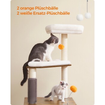 Eine grau-weiße Katze sitzt auf einem Katzenbaum mit orange-weißen Plüschbällen, während ein verspieltes grau-geflecktes Kätzchen darunter steht.