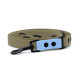 Eine flexible Haustierleine in Khaki mit einem blauen Griff, mit schwarzen Clips und Löchern für eine verstellbare Länge.