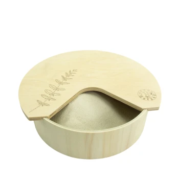 Holz-Tierstreu-Box mit einem gewölbten Deckel mit einem Blätterdesign, teilweise geöffnet, um die Streu im Inneren zu zeigen.