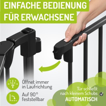 Bild eines Haustierzauns mit einer Hand, die seine Funktionen zeigt: einfache Bedienung, öffnet in Fahrtrichtung, verriegelt bei 90° und schließt automatisch.