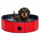 Rote und marineblaue zusammenklappbare Hundebadewanne mit einem schwarzen Ablassventil, entworfen für einfaches Waschen von Haustieren.