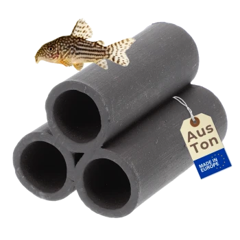 Gestapelte schwarze Keramik-Dreiröhrenhöhle fürs Aquarium mit einem gestreiften Corydoras und Etikett 'Aus Ton' und 'Made in Europe'.