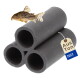 Gestapelte schwarze Keramik-Dreiröhrenhöhle fürs Aquarium mit einem gestreiften Corydoras und Etikett 'Aus Ton' und 'Made in Europe'.