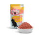 Eine Tüte Lucky Lou Katzenfutter mit einer Grafik einer schwarzen Katze, beschriftet mit "Geflügel & Lamm mit Birne", mit einer Schüssel rohem Fleisch daneben.