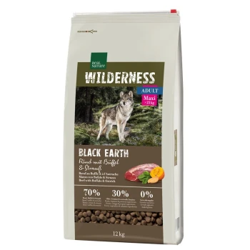 Hundefuttertüte "Wilderness Black Earth" mit einem Wolf im Wald, der 70% Rind, 30% Früchte/Gemüse, 0% Getreide detailliert.