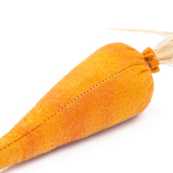 Ein plüschiger oranger Karotten-Spielzeug mit einer strukturierten Filzoberfläche und einem grünen Blattoberteil, entworfen für Haustiere.