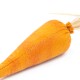 Ein plüschiger oranger Karotten-Spielzeug mit einer strukturierten Filzoberfläche und einem grünen Blattoberteil, entworfen für Haustiere.