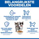 Twee kittens (gestreept en zwart-wit) met een bakje brokjes onder kop 'BELANGRIJKSTE VOORDELEN' en blauwe pictogrammen met Nederlandse tekst.