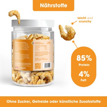 Freeze-Drying-Prozess für Haustierleckerlis, mit einem Glas beschriftet mit "KAU DAS" und frischen Garnelen, was zu 50 g getrockneten Garnelen führt. Hergestellt in Deutschland.