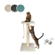 Zwei Katzen interagieren mit einem beigen Katzenbaum; eine sitzt oben, während die andere klettert. Enthält drei Farbproben und zwei Spielbälle.