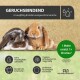 Zwei lappohrige Kaninchen auf saugfähigem Einstreu mit fettem Text „GERUCHSBINDEND“ und grünem Kreis „1 Matte ersetzt 1× Einstreu“
