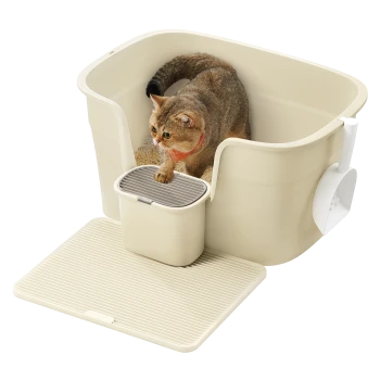 Eine getigerte Katze mit einem Halsband tritt aus einer beigen Katzentoilette mit abnehmbarem Deckel und einem kleinen Stauraum.