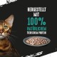 Eine Nahaufnahme des Gesichts einer Bengal-Katze neben einem Teller mit Nassfutter, mit dem Text "HERGESTELLT MIT 100% NATÜRLICHEM TIERISCHEM PROTEIN."