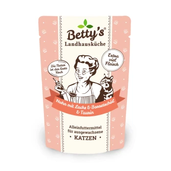 Die Verpackung des Katzenfutters von Betty's Landhausküche zeigt einen Koch und eine Katze, beschriftet mit 'Huhn mit Lachs & Boniteschöl & Taurin', für erwachsene Katzen.
