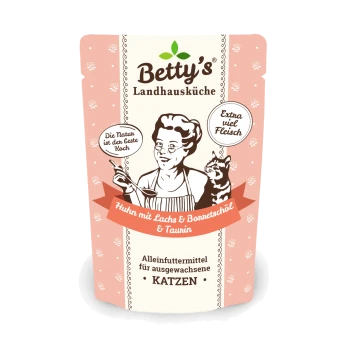 Die Verpackung des Katzenfutters von Betty's Landhausküche zeigt einen Koch und eine Katze, beschriftet mit 'Huhn mit Lachs & Boniteschöl & Taurin', für erwachsene Katzen.