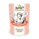 Die Verpackung des Katzenfutters von Betty's Landhausküche zeigt einen Koch und eine Katze, beschriftet mit 'Huhn mit Lachs & Boniteschöl & Taurin', für erwachsene Katzen.