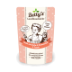 Die Verpackung des Katzenfutters von Betty's Landhausküche zeigt einen Koch und eine Katze, beschriftet mit 'Huhn mit Lachs & Boniteschöl & Taurin', für erwachsene Katzen.