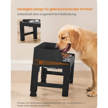 Hund frisst aus schwarzem, schrägem Futterspender mit Schalen; sichtbarer Text 'Geneigtes Design für gelenkschonenden Komfort' '10°'