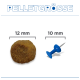 Überschrift 'PELLETGRÖSSE' mit einem 12 mm braunen Futterpellet (links) und einer 10 mm blauen Reißzwecke (rechts) zum Größenvergleich.